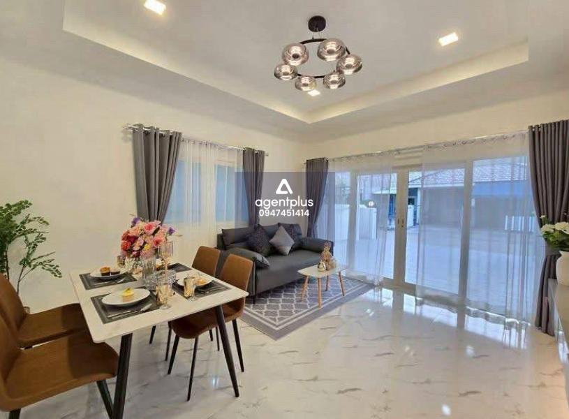 บ้านเดี่ยว หลังมุม พื้นที่กว้าง โปร่งสบาย รอบบ้านมีพื้นที่จัดสวน รับบรรยากาศดี ลมเย็นทั้งวัน บ้านรวิพร ห้วยใหญ่