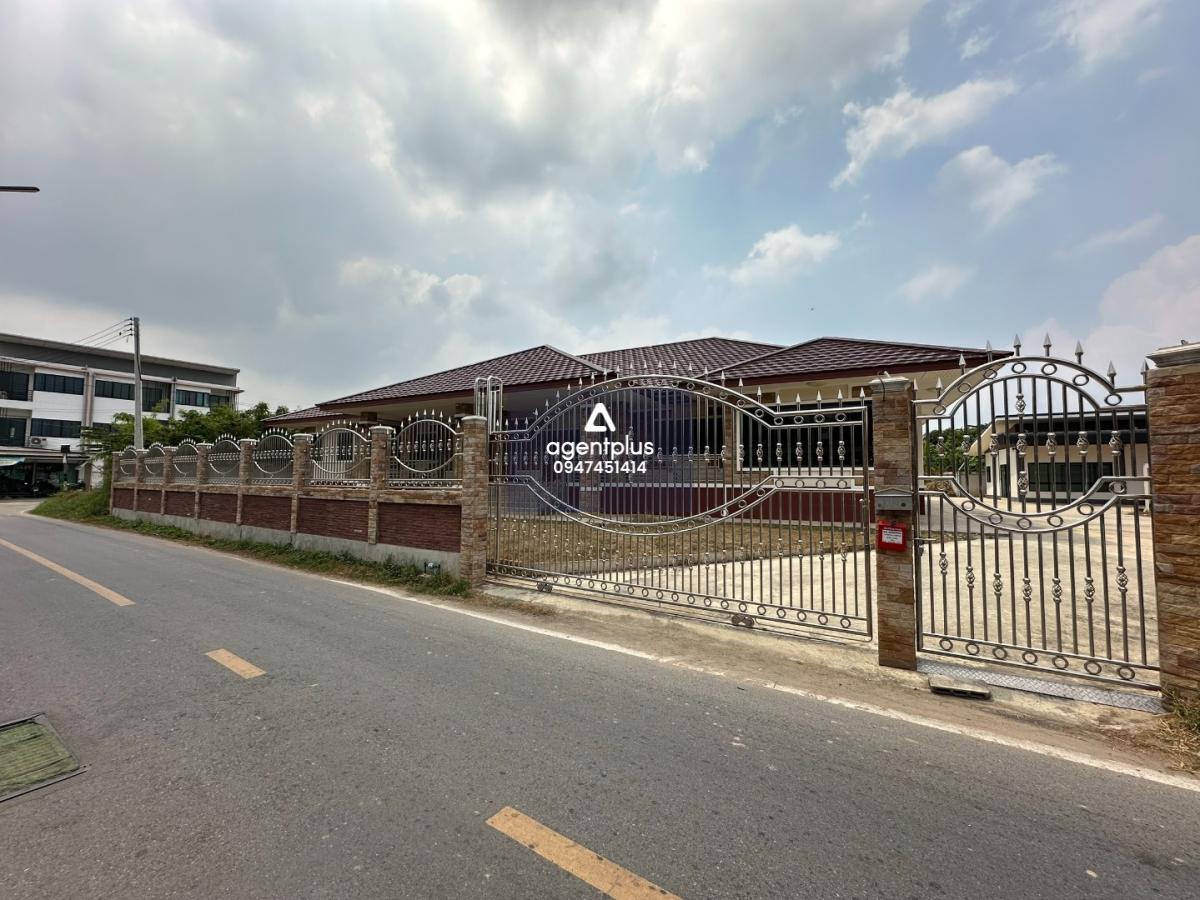 ขายที่ดินพร้อมสิ่งปลูกสร้าง ราคาพิเศษ บ้าน 2 หลัง พนัสนิคม ชลบุรี