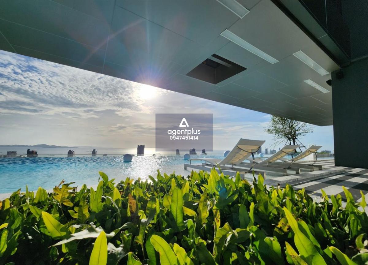 This brand-new condominium is for sale and it comes at the price of 4,500,000฿. 1 bedroom & 1 bathroom 34 square meters Foreign Quota Fully furnished Condo features: Corner unit 17th floor with partial sea-view and city-view Glass partition separating the