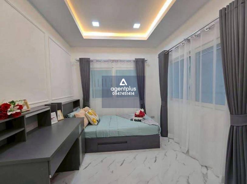 บ้านเดี่ยว หลังมุม พื้นที่กว้าง โปร่งสบาย รอบบ้านมีพื้นที่จัดสวน รับบรรยากาศดี ลมเย็นทั้งวัน บ้านรวิพร ห้วยใหญ่