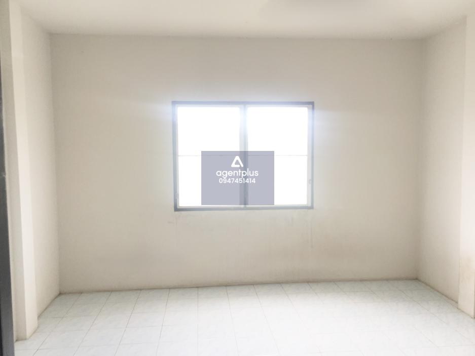 ทาวน์เฮ้าส์ 2 ชั้น โครงการเรือนแก้ว ศรีราชา ห่างจากถนนหนองคล้าใหม่ ประมาณ 1.5 กิโลเมตร การคมนาคมสะดวก สาธารณูปโภคครบครัน ใกล้แหล่งพักอาศัย