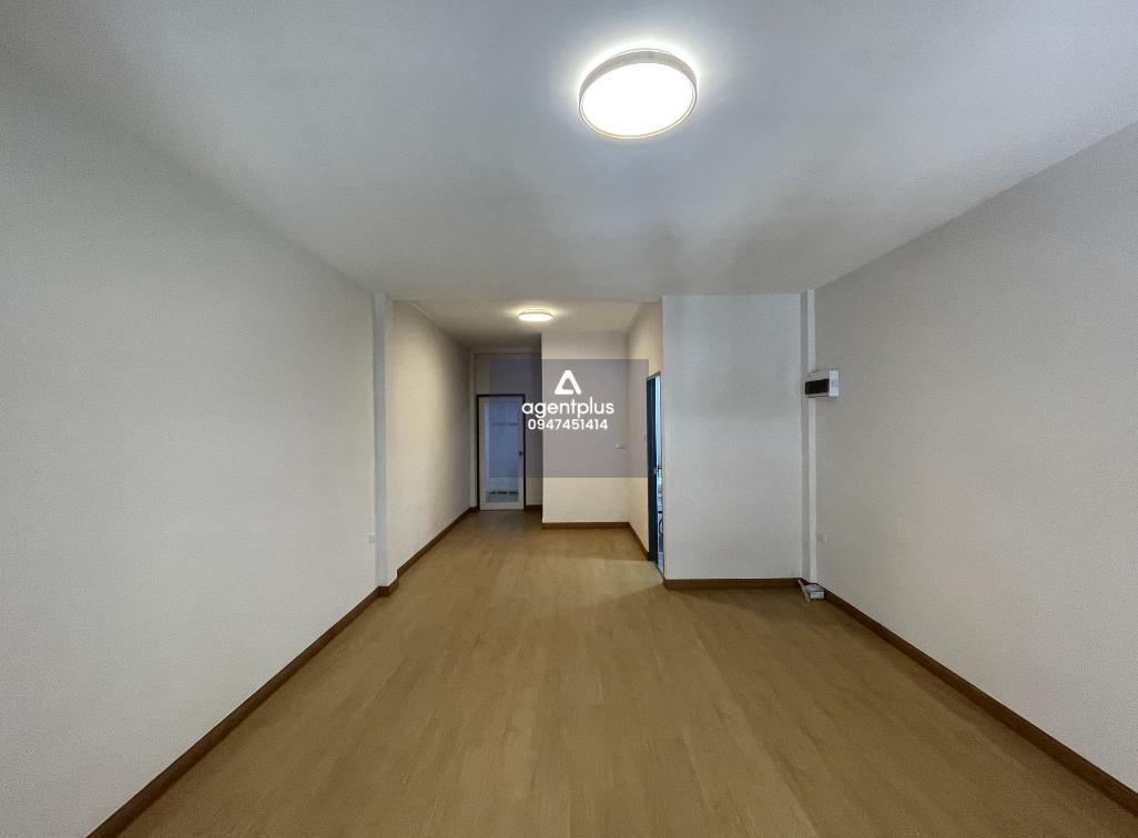 อาคารพาณิชย์ 2 ชั้น บูรพา วิลล่า ทำเลดีห่างจากถนนสุขุมวิทประมาณ 1.10 กิโลเมตร โครงการอยู่ใกล้ถนนบุญสัมพันธ์ เดินทางเข้า-ออกสะดวก