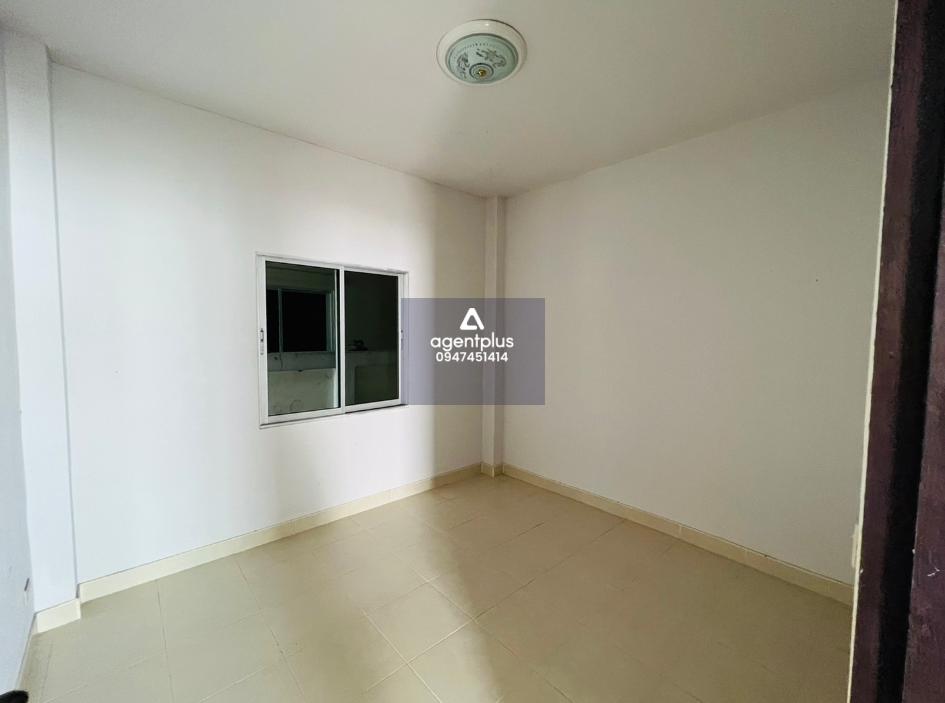 บ้านแฝดชั้นเดียว ภายในกว้างขวาง โครงการพูนสุขปาร์ค 4 ชลบุรี ทำเลดี ติดถนน เดินทางเข้า-ออกสะดวก อยู่ในย่านชุมชน พร้อมสิ่งอำนวยความสะดวกครบครัน และพื้นที่ส่วนกลาง พร้อมระบบรักษาความปลอดภัย