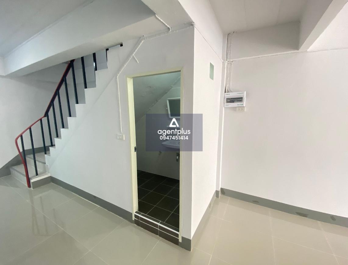 ขายอาคารพาณิชย์ 3.5 ชั้น ทำเลดี ใจกลางเมืองมุกดาหาร เหมาะสำหรับค้าขาย หรือทำสำนักงาน เดินทางสะดวก พร้อมใช้งานทันที