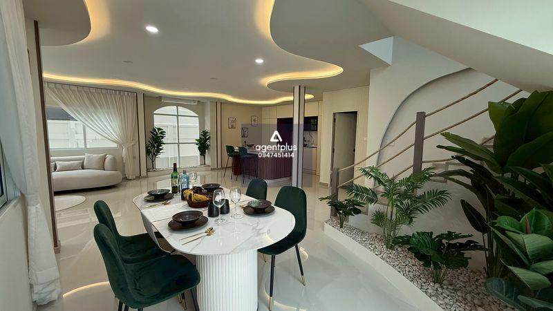 พูลวิลล่า 5 ห้องนอน #💥10,600,000 บาท🏠 บ้าน 2 ชั้น 🏵️ เนื้อที่ดิน 71 ตารางวา (284 ตารางเมตร) 5 ห้องนอน / 4 ห้องน้ำ โซนบาร์บีคิว มีระบบรักษาความปลอดภัย 24 ชั่วโมง สระว่ายน้ำส่วนกลางขนาดใหญ่ ครัวยุโรป + ครัวไทย มีโรงจอดรถ ชื่อบริษัท ค่าโอนคนละค