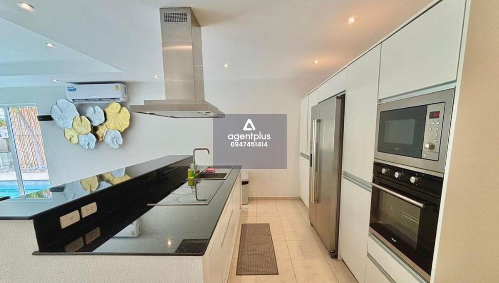 ขาย บ้าน 4 ห้องนอน ที่ Siam Royal View มีห้องให้พักผ่อนมากมาย เพลิดเพลินกับวิวสระว่ายน้ำที่สวยงาม สวนหย่อมขนาดใหญ่ และสิ่งอำนวยความสะดวกทันสมัยทั้งหมด