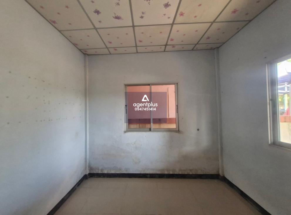 บ้านแฝดชั้นเดียว โครงสร้างอาคารคอนกรีตเสริมเหล็ก ในซ.ทรัพย์สมบัติ ถ.บ้านวังแขยง 8 ทรัพย์อยู่ห่างจากถนนสายปลวกแดง-ระเวิง ประมาณ 1 กิโลเมตร