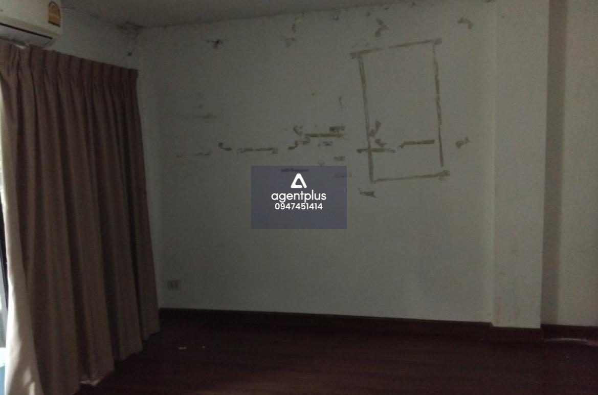 ทาวน์เฮ้าส์ 3 ชั้น โครงการ ลิฟวิ่ง เรสซิเด้นท์ รังสิต  ราชพฤกษ์ เหมาะนำไปรีโนเวท รายล้อมไปด้วยสิ่งอำนวยความสะดวก