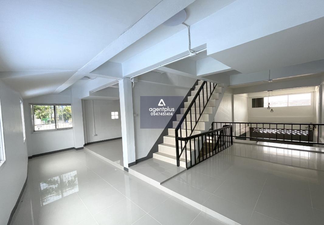 อาคารพาณิชย์ หนองหาร เชียงใหม่ อาคารพาณิชย์ 2.5 ชั้น ทะลุถึงกัน ทำเลดี ติดถนนสายเชียงใหม่–พร้าว (ทล.1001) เหมาะสำหรับอยู่อาศัยและประกอบธุรกิจ