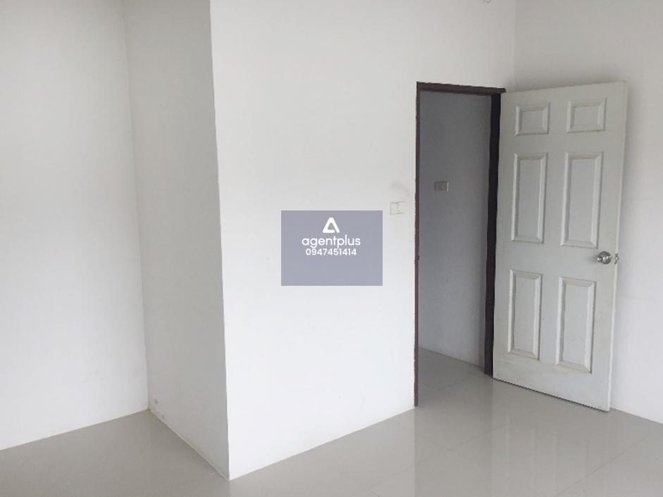 ทาวน์เฮ้าส์ 2 ชั้น วราสิริ 1 ศรีราชา ถนนหนองพังพวย เดินทางเข้า-ออกสะดวก บริเวณโดยรอบเป็นแหล่งชุมชน