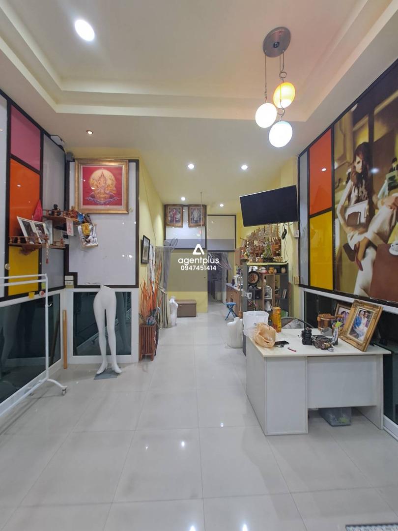 * อาคารพาณิชย์ย่านธุรกิจ