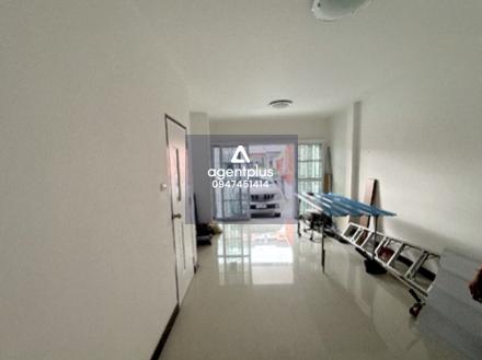 ขายด่วน ทาวน์เฮ้าส์ 2 ชั้น อรินสิริ ปาร์ค พานทอง  คุ้มค่าเดินทางสะดวกใกล้ตลาด ร้านค้า โรงเรียน