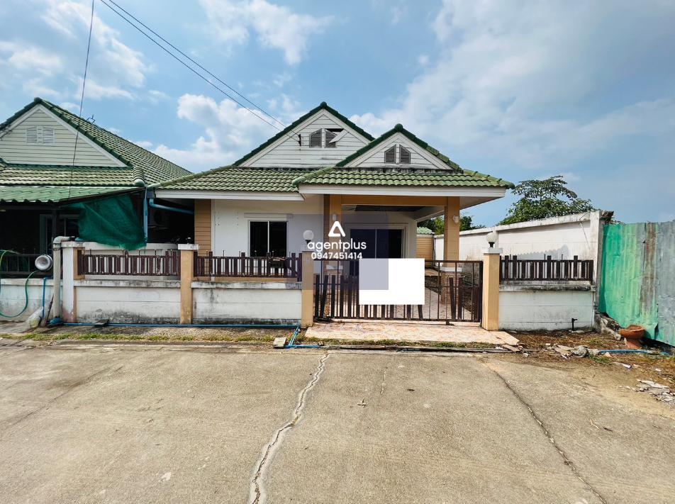 บ้านแฝดชั้นเดียว ภายในกว้างขวาง โครงการพูนสุขปาร์ค 4 ชลบุรี ทำเลดี ติดถนน เดินทางเข้า-ออกสะดวก อยู่ในย่านชุมชน พร้อมสิ่งอำนวยความสะดวกครบครัน และพื้นที่ส่วนกลาง พร้อมระบบรักษาความปลอดภัย