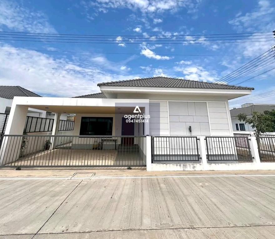 บ้านเดี่ยวชั้นเดียว พร้อมอยู่ ในโครงการจัดสรร ทำเลติดถนนใหญ่ เดินทางสะดวก เหมาะสำหรับครอบครัว