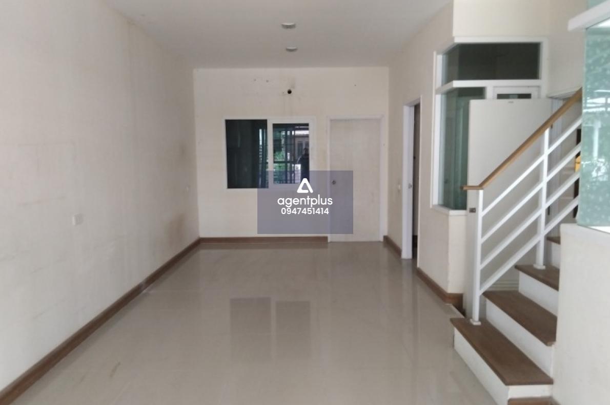 ขายด่วนบ้านทาวน์เฮ้าส์เปล่า 2 ชั้น โครงการโกลเด้นอเวนิว แจ้งวัฒนะ-ติวานนท์ ถนนติวานนท์ ในราคา 3 ล้านบาท มี 3 ห้องนอน 2 ห้องน้ำ สามารถจอดรถได้ 1 คัน ใกล้เซ็นทรัล โรงเรียน โรงพยาบาลหลายแห่ง