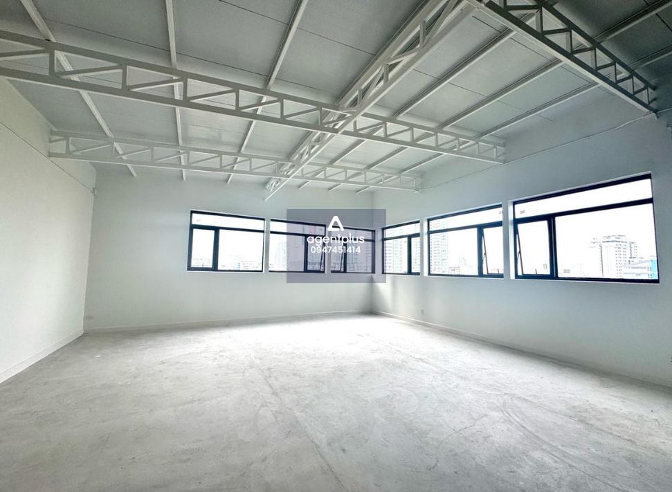 วิวสวย ดาดฟ้าตึกชั้น 6 ริมถนนใหญ่ พื้นที่ร้าน หรือสำนักงานให้เช่า 100 ตรม. สาทร  ริมถนนใหญ่นราธิวาส – เข้าออกทางสวนพลูได้ ติดคอนโด rhythm