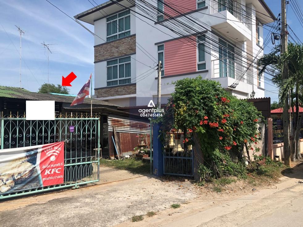 บ้านเดี่ยวชั้นเดียว ทำเลดี ติดถนนเทศบาลพัฒนา 2 และถนนเลี่ยงหนองมน การเดินทางสะดวก สาธารณูปโภคครบครัน อยู่ในบริเวณชุมชน