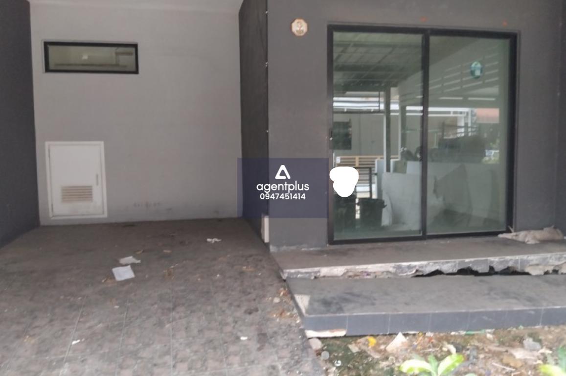 ขายด่นวทาวน์เฮ้าส์ 2 ชั้น  โครงการเดอะคอนเนค สุวรรณภูมิ 2 ถนนกิ่งแก้ว 3 ห้องนอน 2 ห้องน้ำ ราคา 2.3 ล้านบาท เหมาะนำมารีโนเวทใหม่ ใกล้สนามบินสุวรรณภูมิ มอเตอร์เวย์ กรุงเทพ - ชลบุรี มหาวิทยาลัย โรงพยาบาล