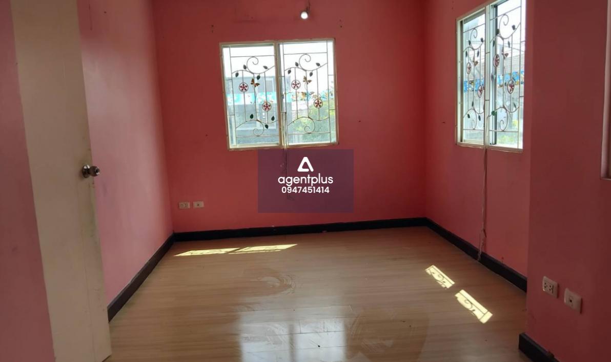 ขายบ้านทาวน์เฮ้าส์เปล่า 2 ชั้น หมู่บ้านพฤกษา 63-1 ถนนติวานนท์ 3 ห้องนอน 2 ห้องน้ำ มีที่จอดรถ 2.1 ล้านบาท ใกล้สิ่งอำนวยความสะดวกมากมายรายล้อม