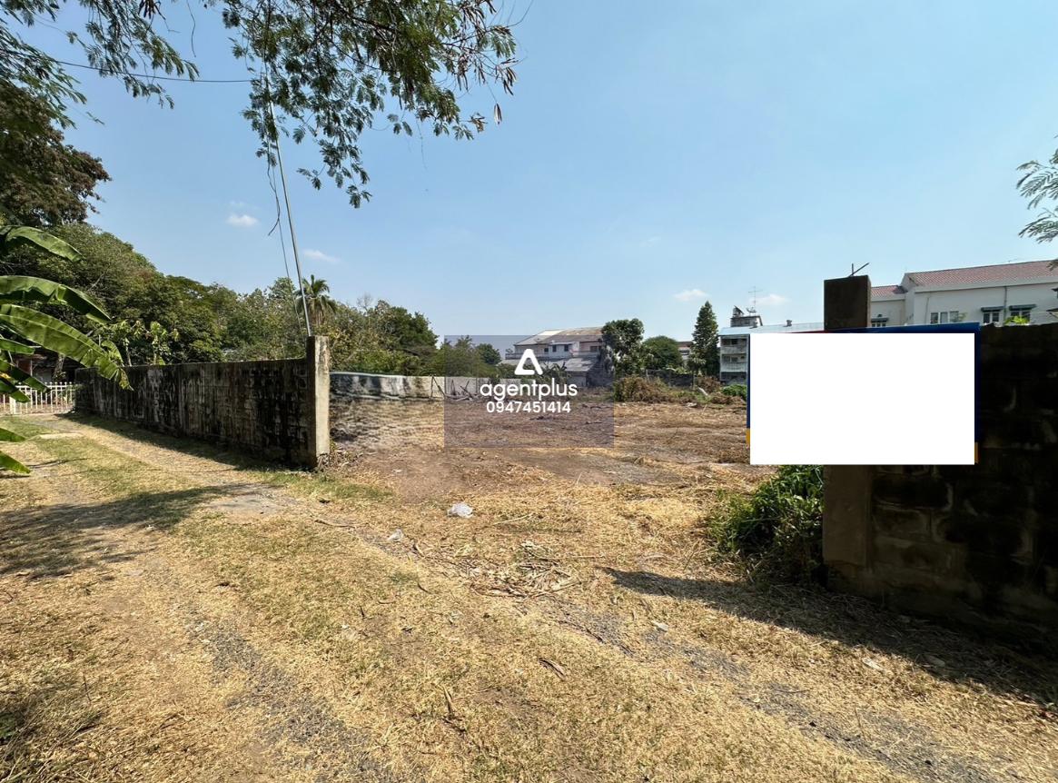 ขายที่ดินเปล่า สุรินทร์ รูปที่ดินหลายเหลี่ยม ฝั่งติดทางสาธารณะประโยชน์ ทำเลดี เหมาะสร้างบ้านหรือทำธุรกิจ