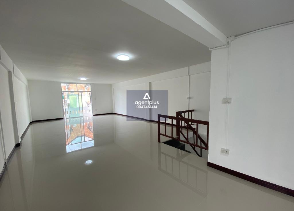 ขายอาคารพาณิชย์ 3 ชั้น เมืองเชียงใหม่ ปรับปรุงใหม่ ทำเลดี ใกล้ถนนเจริญประเทศเพียง 45 เมตร เดินทางเข้า-ออกสะดวก อยู่ในย่านชุมชนที่อยู่อาศัยและพาณิชยกรรม