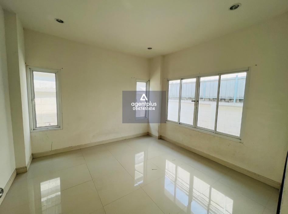 บ้านเดี่ยวชั้นเดียว ภายในกว้างขวาง โครงการอิสตินี พาร์ค 5 ชลบุรี ทำเลดี ติดถนนแยกเจ-เกษมพล (ทล.332) เดินทางเข้า-ออกสะดวก อยู่ในย่านชุมชน