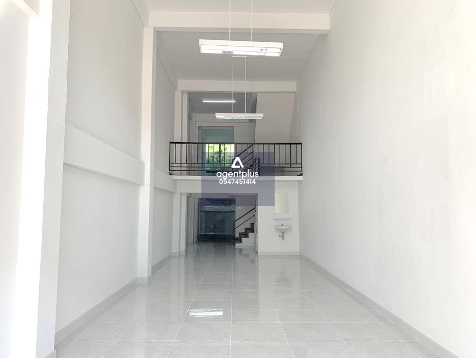 ขายอาคารพาณิชย์ 3.5 ชั้น ติดถนนลำลูกกา ห่างจากทางเข้าถนนเลียบคลองสาม ไปประมาณ 230 เมตร