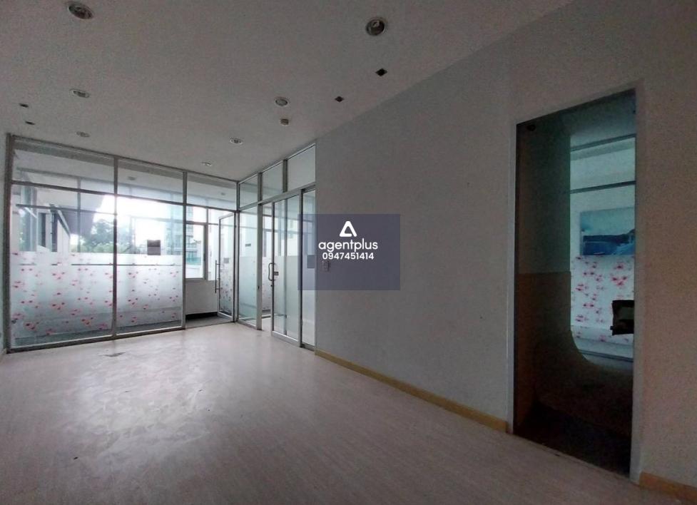 พื้นที่เช่า เหมาะสำหรับ ออฟฟิต / สำนักงาน ทำเลดี!! ฟรี!!ค่าส่วนกลาง ตลอดสัญญเช่า