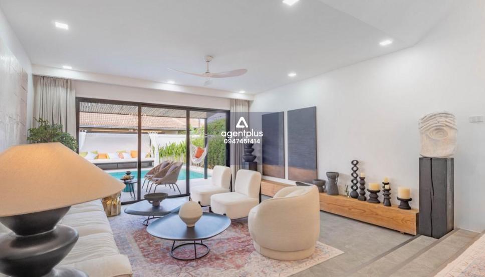 บ้านพูลวิลล่า 5 ห้องนอน ในพัทยา สัมผัสความหรูหราในวิลล่าที่สวยงามแห่งนี้ ซึ่งได้รับการปรับปรุงใหม่และตกแต่งด้วยเฟอร์นิเจอร์ดีไซน์สุดหรู