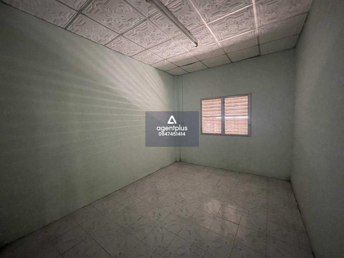 บ้านเดี่ยวชั้นเดี่ยว อยู่ในย่านชุมชน การเดินทางสะดวก มีระบบสาธารณูปโภคพื้นฐานพร้อม ถนนบ้านหนองสาริกา แยกจากถนนสายฉะเชิงเทรา-สัตหีบ (ทล.331)