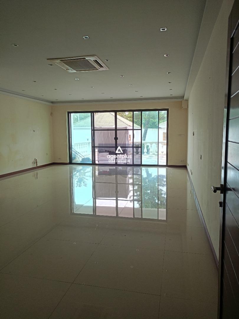 ขายบ้านพูลวิลล่า สระว่ายน้ำใหญ่ บริเวณบ้านกว้างขวางมาก 