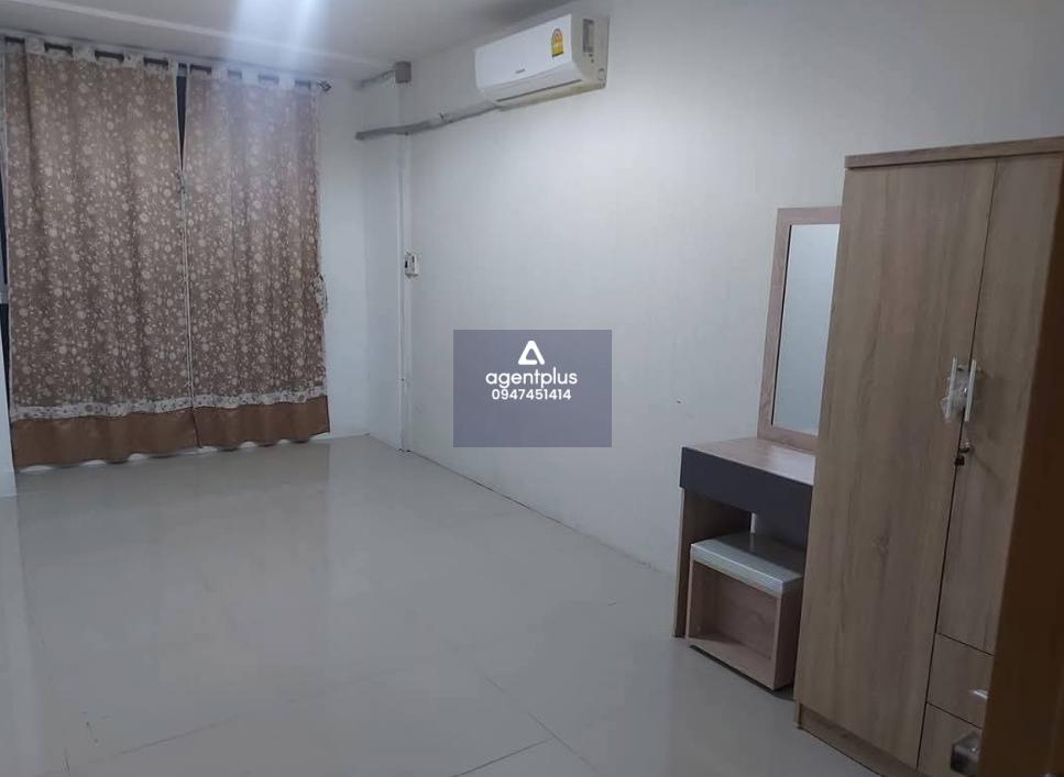 ขายบ้านที่พร้อมทำธุรกิจได้ทันที บ้านแบ่งโซนอยู่อาศัยและค้าขายแยกได้เลย จะอยู่เองหรือปล่อยเช่าก็คุ้มๆ (ตอนนี้มีผู้เช่าอยู่ค่าเช่าผ่อนบ้านได้เลย) ถูกสุดๆ ทำเลดีขนาดนี้ เพียง 2.69 ลบ. เท่านั้น