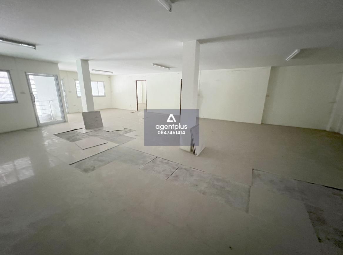 อาคารพาณิชย์ เมืองนครสวรรค์ อาคารพาณิชย์ 4 ชั้น ทำเลเด่น ติดถนนสายนครสวรรค์–ท่าตะโก (ทล.3004) การเดินทางสะดวกสบาย เหมาะสำหรับทำการค้า หรืออยู่อาศัยในย่านชุมชนที่มีการคมนาคมสะดวกและสาธารณูปโภคครบครัน