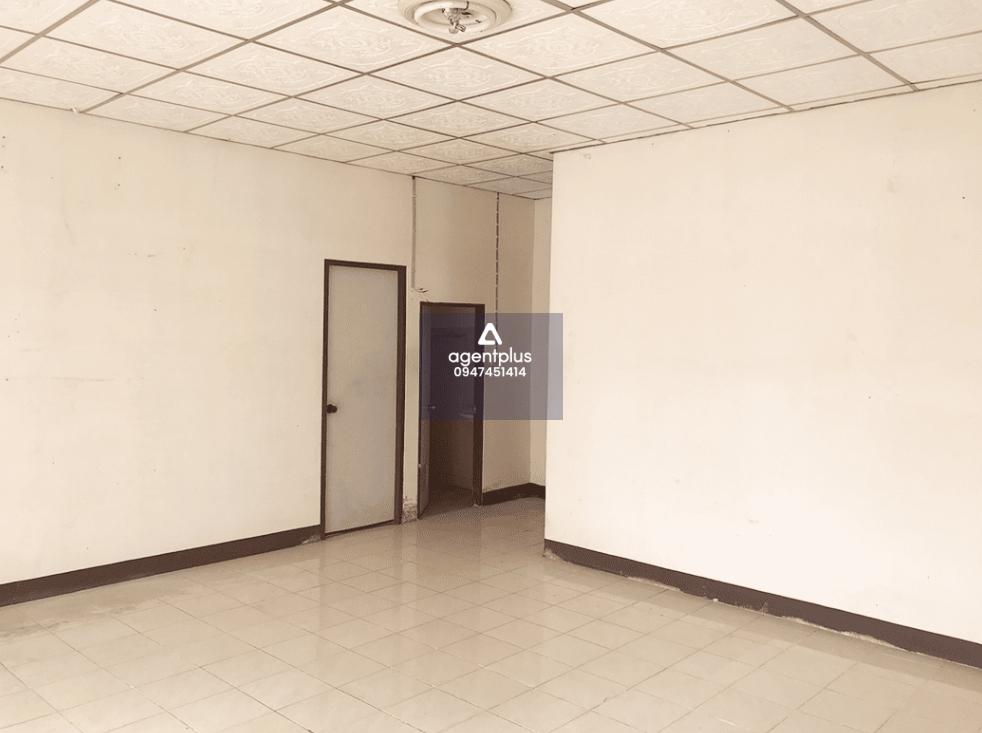 บ้านเดี่ยวชั้นเดียว ถนนเทศบาลตำบลคลองตำหรุ 5 แยกจากถนนสุขุมวิท (ทล.3) บ้านทวีทรัพย์ ทำเลดีในแหล่งชุมชน บริเวณโดยรอบเป็นที่อยู่อาศัยและที่ดินเปล่าสาธารณูปโภคพร้อม การเดินทางสะดวก