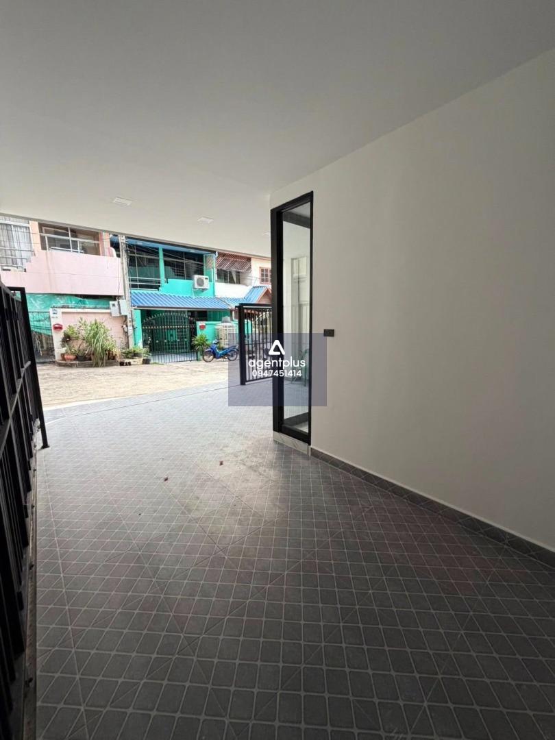 ทาวน์โฮม 3 ชั้น รีโนเวทใหม่ทั้งหมด ทัพพะยาซอย 15 ใกล้walking Street พัทยา