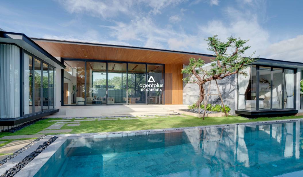 ขายบ้านวิลล่าหรูพร้อมสระว่ายน้ำ มีฉากหลังเป็นภูเขาและชายหาดใกล้เพียงไม่กี่ก้าว