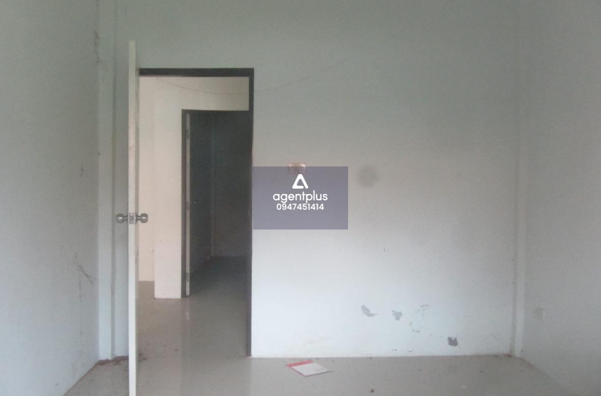 ขายด่วนบ้านทาวน์เอ้าส์ชั้นเดียว หมู่บ้านแผ่นดินทองลิฟวิ่งโฮมส์ ถนนสายปากร่วม-ปลวกแดง(รย.3013) ล้อมรอบไปด้วยสิ่งอำนวยความสะดวกมากมาย ในราคา 1.35 ล้านบาท