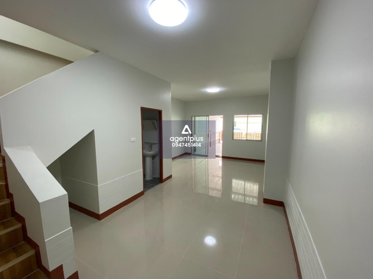 ขายทาวน์เฮ้าส์ 2 ชั้น 17 ตารางวา  ห้องนอน 2  ห้องน้ำ 2  จอดรถ 1 ขายทาวน์เฮ้าส์สไตล์โมเดิร์น ถนนมิตรภาพ ศุขประยูร ใกล้นิคมอมตะ แยกดอนหัวฬ่อ โรบินสัน มอเตอร์เวย์ โครงการสวย ทำเลดีมาก หมู่บ้านเดอะวิลเลจพลัส ติดนิคมอมตะซิตี้ นิคมเหมราชชลบุรี2 โรบินสันไลฟ์สไตล