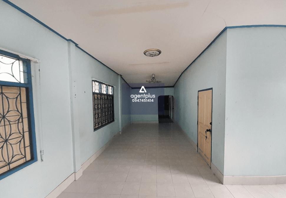 บ้านเดี่ยวชั้นเดียว ทำเลในแหล่งชุมชน ติดซอยสตาภิรมย์ถนนพลงช้างเผือก แยกจากถนนสุขุมวิท (ทล.3) ระหว่าง ก.ม. ที่ 270-271