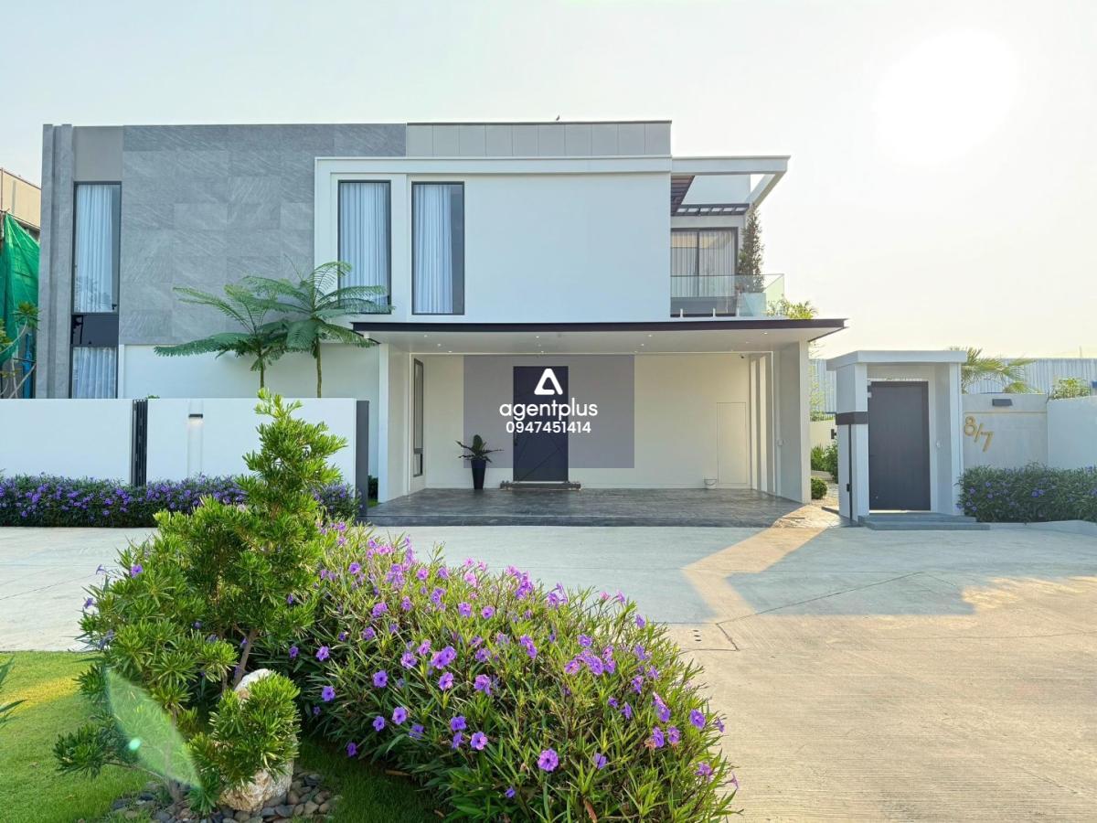 ขายบ้านหรู Luxury Modern Pool Villa เยื้องนานาชาติรีเจ้น พร้อมเข้าอยู่ ชลบุรี