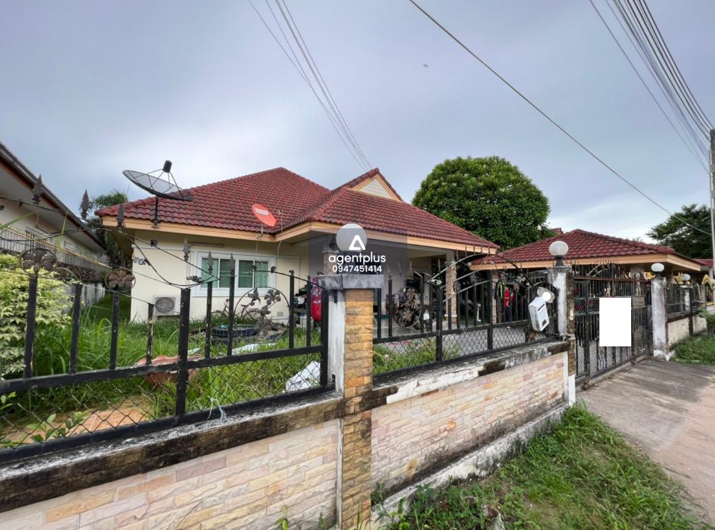 บ้านเดี่ยวชั้นเดียว ภายในกว้างขวาง หมู่บ้านพรทิพย์ ตั้งอยู่ห่างจากถนนสุขุมวิท 5.6 กม. เดินทางเข้า-ออกสะดวก