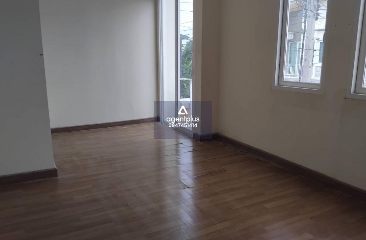 ขายด่วนบ้านทาวน์เฮ้าส์เปล่า 2 ชั้น โครงการโกลเด้นอเวนิว แจ้งวัฒนะ-ติวานนท์ ถนนติวานนท์ ในราคา 3 ล้านบาท มี 3 ห้องนอน 2 ห้องน้ำ สามารถจอดรถได้ 1 คัน ใกล้เซ็นทรัล โรงเรียน โรงพยาบาลหลายแห่ง