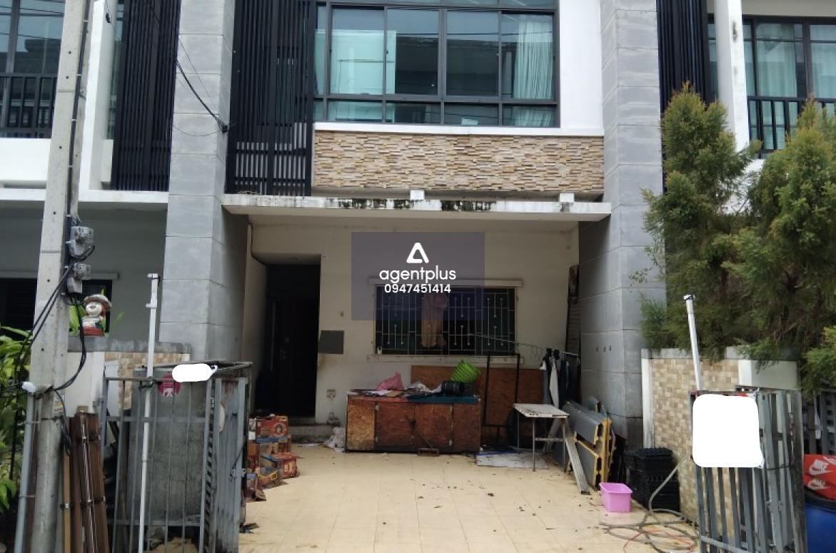 ทาวน์เฮ้าส์ 3 ชั้น โครงการ ลิฟวิ่ง เรสซิเด้นท์ รังสิต  ราชพฤกษ์ เหมาะนำไปรีโนเวท รายล้อมไปด้วยสิ่งอำนวยความสะดวก