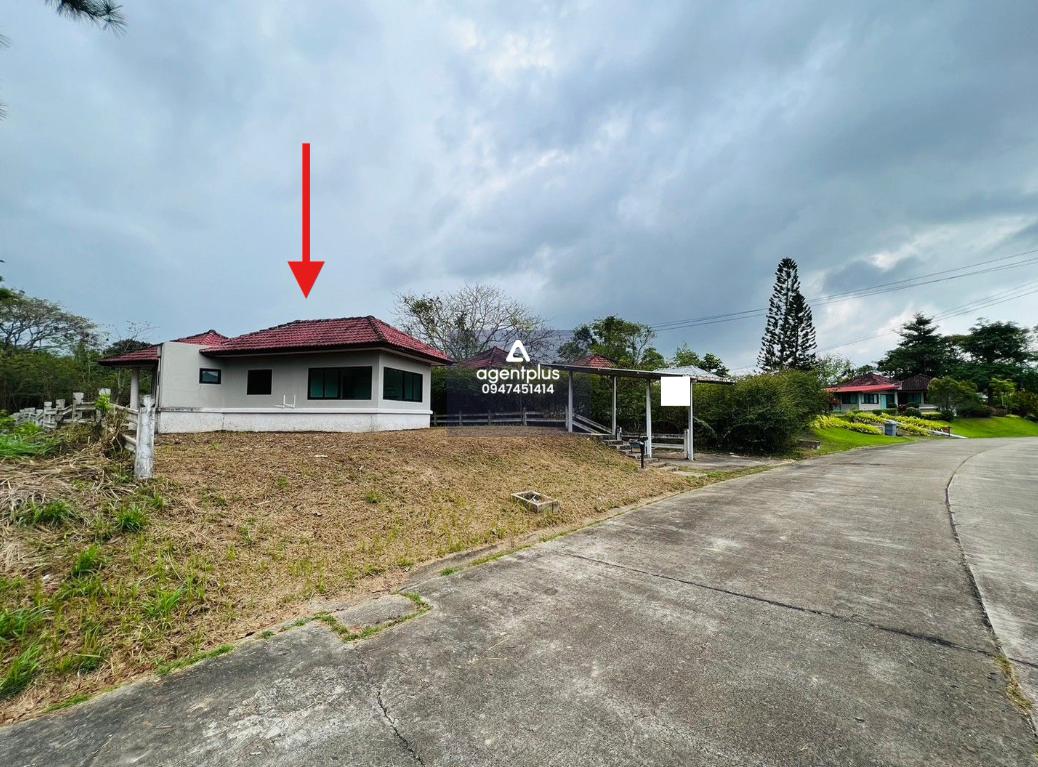 บ้านเดี่ยวชั้นเดียวภายในกว้างขวาง โครงการพัทยา คันทรีคลับ แอนด์ รีสอร์ท ชลบุรี บรรยากาศดี ทำเลติดถนนสายสัตหีบ–เขาหินซ้อน (ทล.331) ตั้งอยู่ภายในสนามกอล์ฟ รายล้อมด้วยธรรมชาติ เหมาะสำหรับการพักผ่อน