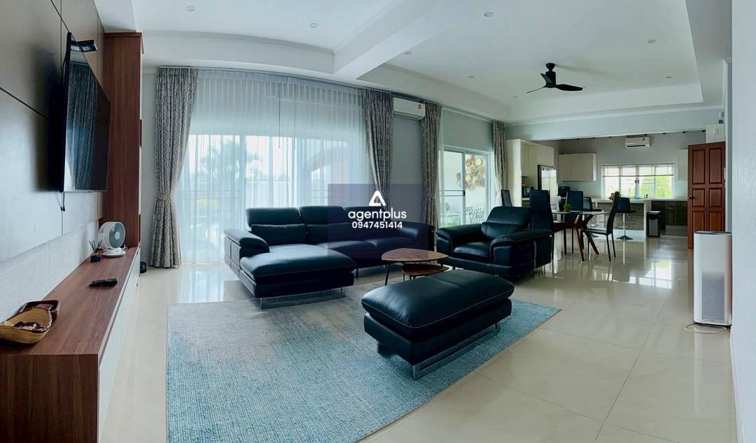 🌟ขาย บ้านหรู 3 ห้องนอน ที่ดินตั้ง 194.4 ตารางวา ในโครงการ Santa Maria ใกล้ Mabprachan Lake 