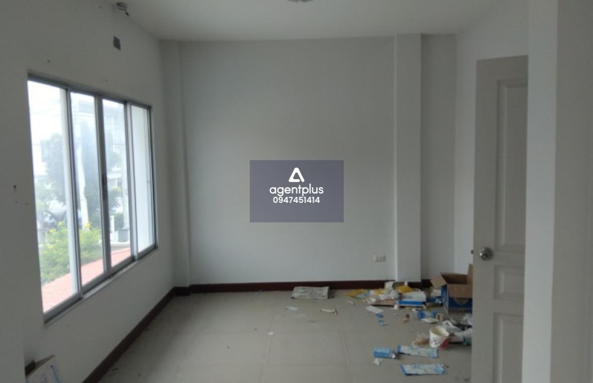 ขายด่วนบ้านทาวน์เฮ้าส์เปล่า 2 ชั้น โครงการพนาสนธิ์วิลล่า (คลองขุด) ถนนเทพารักษ์ 3 ห้องนอน 2 ห้องน้ำ เหมาะกับการรีโนเวท ใกล้สิ่งอำนวยความสะดวก ในราคา 1.95 ล้านบาท