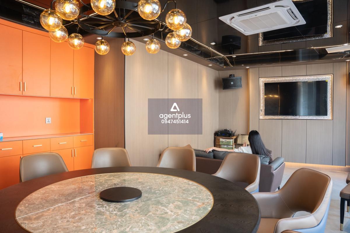 เซ้งร้านบาร์ 4 ชั้น ถนนข้าวสาร ทำเลติดถนน ใจกลางแหล่งท่องเที่ยว