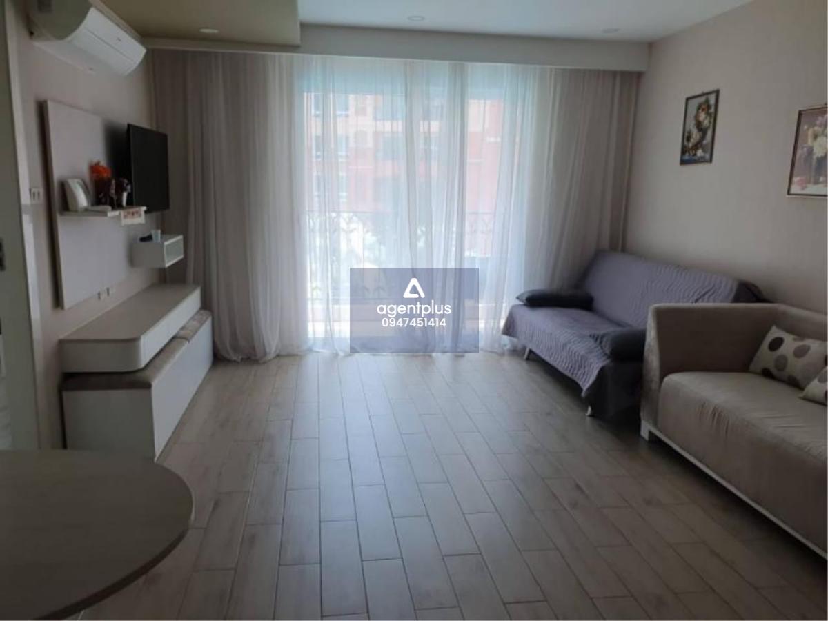 This pool-view condo is for sale and it comes at the price of 2,800,000฿ 1 Bedroom & 1 Bathroom 52 square meters Fully furnished & fitted. Ready to move in. Condo features: Pool & water park view European kitchen En-suite Fully airconditioned Built-in war