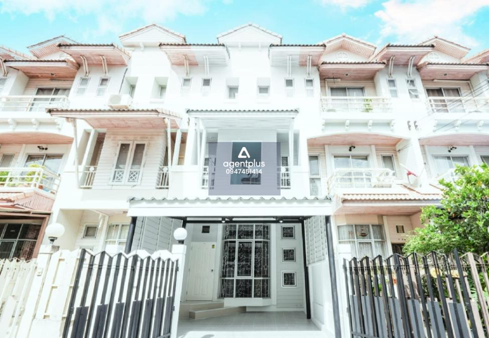 ขายบ้านทาวน์เฮ้าส์ 3 ชั้น บ้านรีโนเวท แปลงโฉมใหม่  หมู่บ้านริมสวนดอนเมือง ซอย ประชาอุทิศ 12