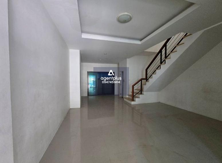 ทาวน์เฮาส์ 2 ชั้น สไตล์โมเดิร์น โครงการตั้งอยู่ทำเลดีการเดินทางสะดวก ใกล้ถนนทางหลวงหมายเลข 3023 และถนนวิฑูรดำริ รายล้อม 